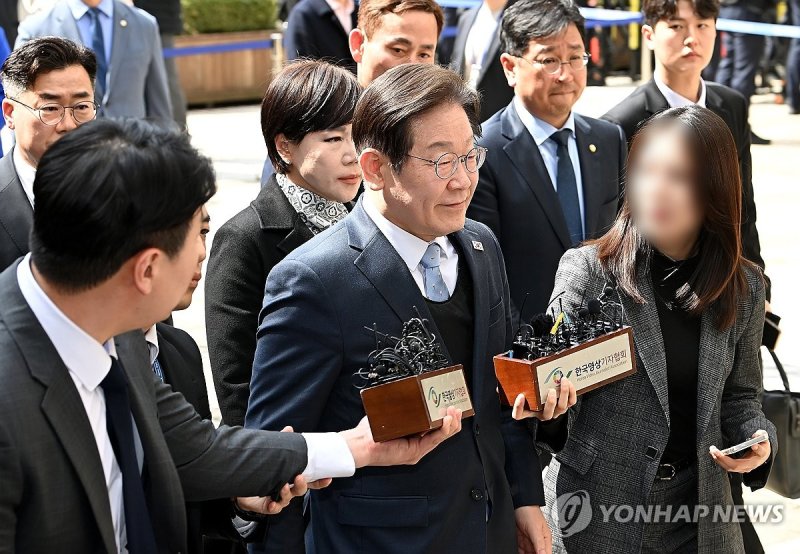공직선거법 위반 혐의 2심 선고 공판 출석하는 이재명 대표 (출처=연합뉴스)
