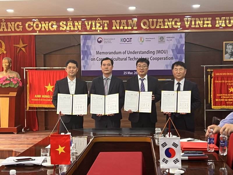 [세종=뉴시스] 한국농업기술진흥원은 지난 25일 베트남 하노이에서 농촌진흥청 국립식량과학원, 베트남 농업과학원 산하 국립옥수수연구소, 농업회사법인 코리아그로와 함께 사료용 옥수수 종자의 베트남 현지 생산을 위한 다자간 업무협약을 맺었다. (사진=농진원 제공) 2025.03.26. photo@newsis.com *재판매 및 DB 금지
