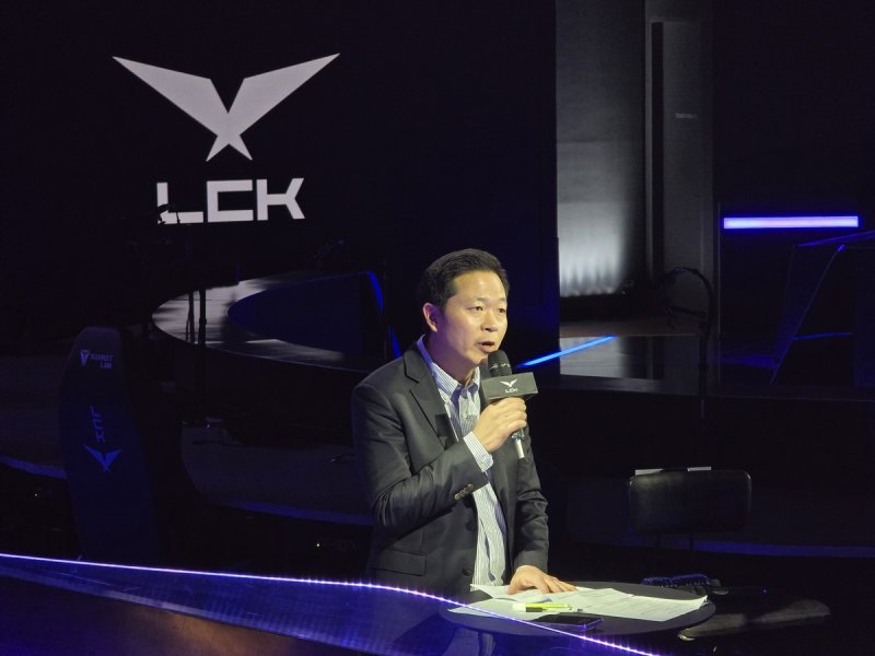 인사하는 이정훈 LCK 사무총장 (출처=연합뉴스)