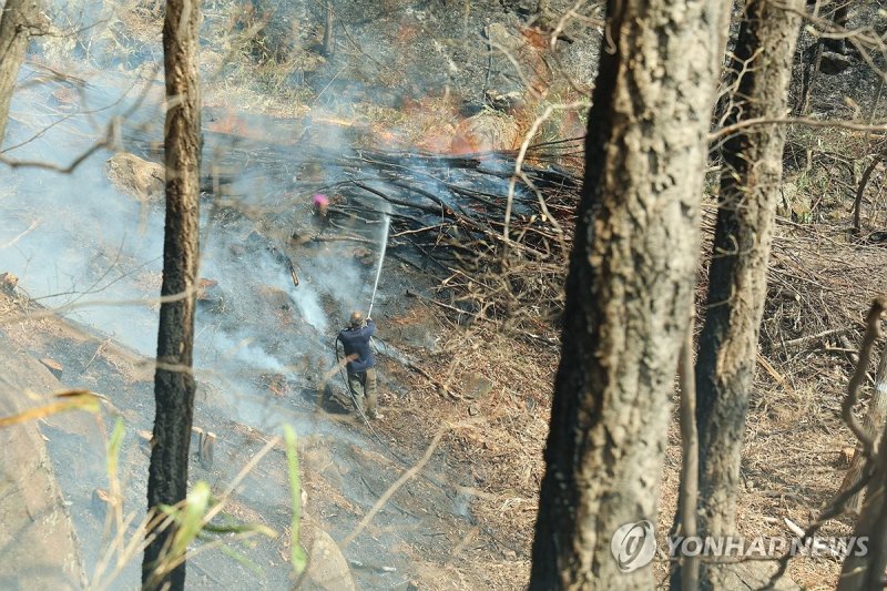 산청 산불 방어선 구축 (출처=연합뉴스)