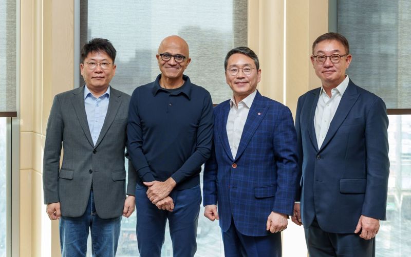김동명(왼쪽부터) LG에너지솔루션 사장, 사티아 나델라 마이크로소프트(MS) 최고경영자(CEO), 조주완 LG전자 CEO, 현신균 LG CNS 대표가 26일 서울 모처에서 AI 사업에 관한 협력 방안을 논의한 뒤 기념촬영하고 있다. SNS 캡처