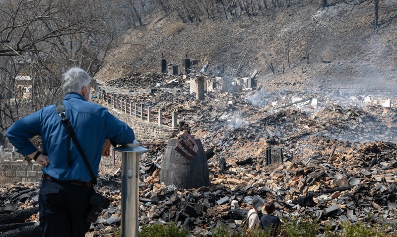 26일 경북 의성군 고운사에 산불로 전소된 건물 흔적들이 보이고 있다. 이번 경북 의성 산불로 국가지정 문화유산 보물로 지정된 고운사 가운루와 연수전 등이 전소됐다. 2025.3.26/뉴스1 ⓒ News1 이승배 기자