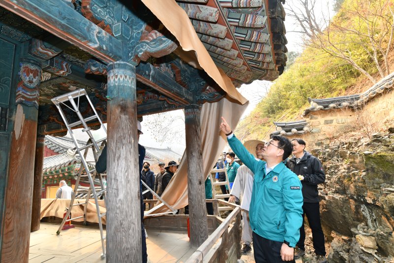 최응천 국가유산청장이 25일 경상북도 소재 ‘의성 고운사’ 내 위치한 ‘연수전’에서 산불 대비 방염포 작업을 점검하고 있다. (국가유산청 제공. 재판매 및 DB 금지) 2025.3.25/뉴스1