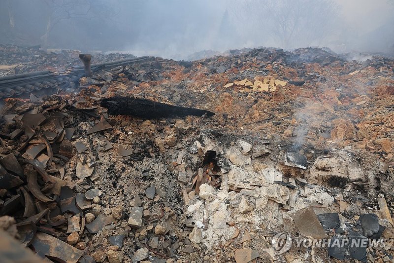 화마가 휩쓸고 간 천년고찰 고운사 (출처=연합뉴스)