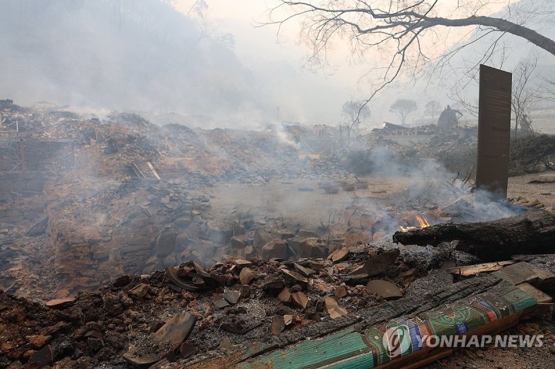 화마가 휩쓸고 간 천년고찰 고운사 (출처=연합뉴스)