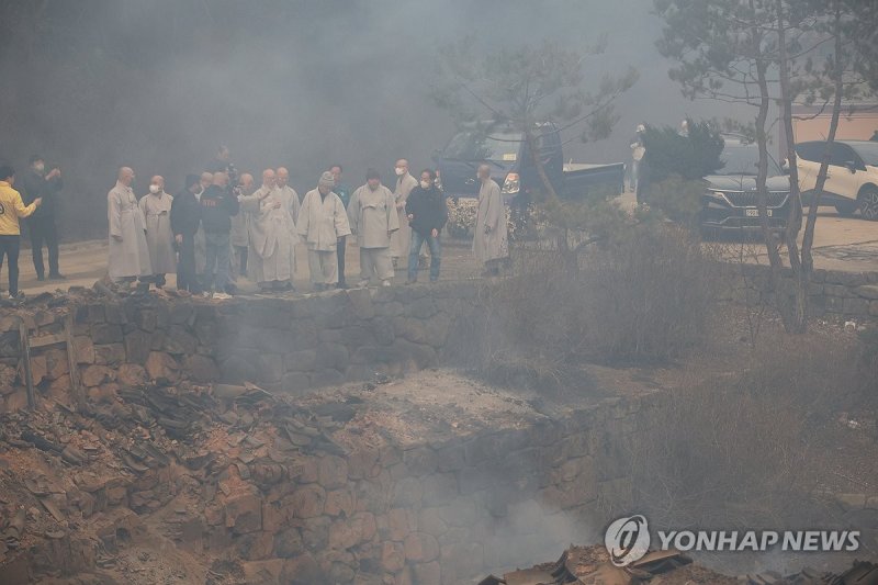 가운루 상태 살피는 조계종 관계자들 (출처=연합뉴스)