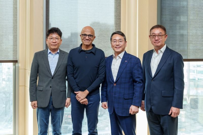 사티아 나델라 MS 최고경영자(CEO)가 26일 국내 기업인들과 회동을 가진 후 기념촬영하고 있다. 왼쪽부터 김동명 LG에너지솔루션 사장, 사티아 나델라 MS CEO, 조주완 LG전자 사장, 현신균 LG CNS 사장. 조주완 LG전자 사장 링크드인