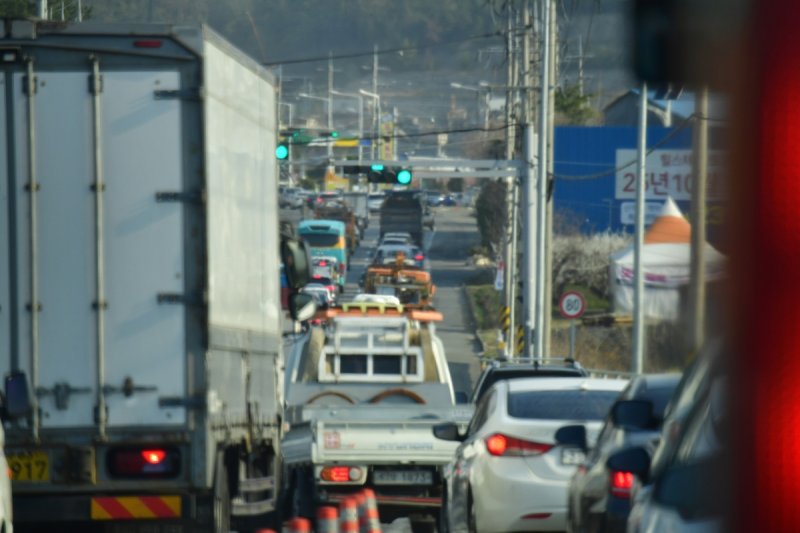 지난 25일 대피 행렬 이어진 7번 국도 (출처=연합뉴스)