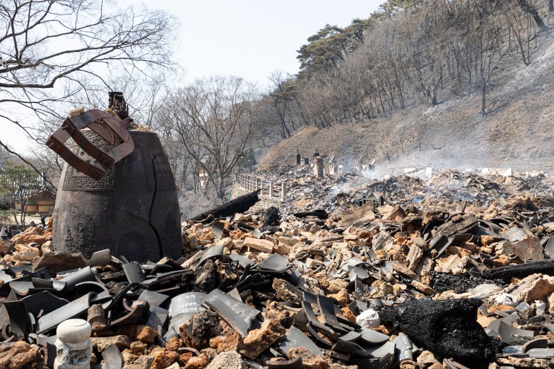 26일 경북 의성군 고운사에 산불로 전소된 건물 흔적들이 보이고 있다. 이번 경북 의성 산불로 국가지정 문화유산 보물로 지정된 고운사 가운루와 연수전 등이 전소됐다. 2025.3.26/뉴스1 ⓒ News1 이승배 기자