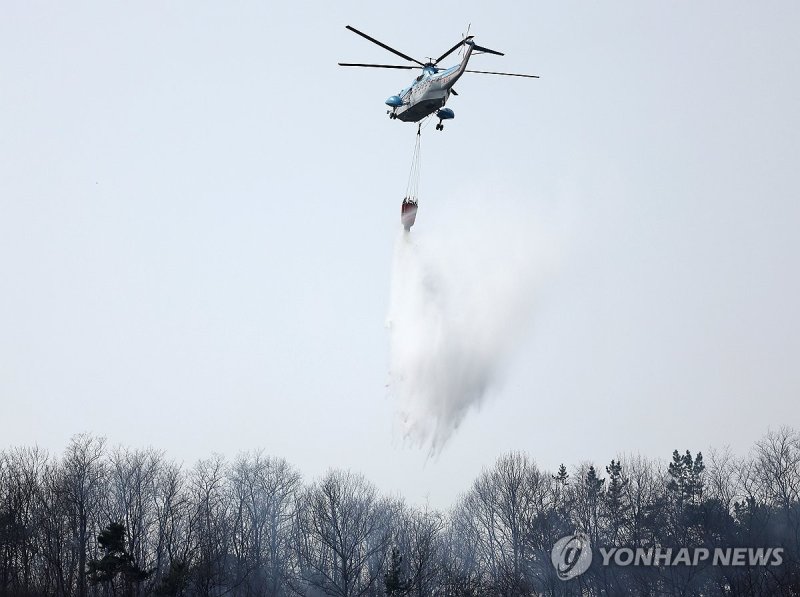 계속되는 산불 진화 작업 (출처=연합뉴스)
