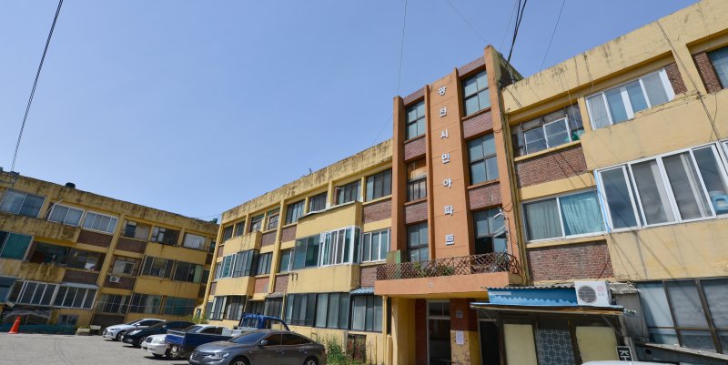 【광주=뉴시스】변재훈 기자 = 27일 바라본 광주 서구 광천동 670-7번지에 위치한 광천시민아파트 전경. 이 아파트는 1970년 준공돼 지역에서 가장 오래된 아파트다. 들불야학과 5·18민주화운동의 근거지였던 아파트를 보존해야 한다는 주장이 최근 제기돼 재개발사업이 마무리하길 원하는 주민들이 반발하고 있다. 2019.04.27. wisdom21@newsis.com