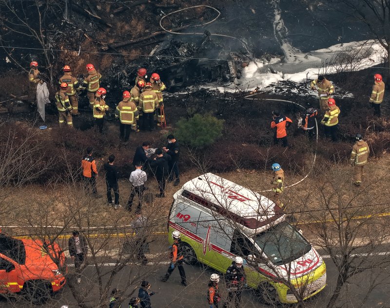 [의성=뉴시스] 김금보 기자 = 26일 오후 경북 의성군 신평면 교안리 493번지 일대에서 소방대원들이 산불진화헬기 추락사고 현장을 수색하고 있다.이날 12시 51분경 경북 의성군 신평면 교안리 493번지(사고위치 추정)에서 산불진화 임무 중이던 강원특별자치도 임차헬기(기종 : S76, 중형)가 추락했다.사고로 헬기에 탑승하고 있던 기장 1명이 사망했다. 2025.03.26. kgb@newsis.com