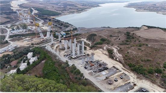 튀르키예 나카스-바삭세히르 고속도로 사장교 공사 현장.