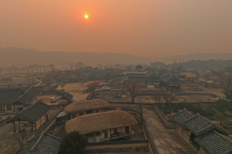 [안동=뉴시스] 김금보 기자 = 26일 의성 산불 화선이 경북 안동시 풍천면 안동하회마을인근으로 근접하자 산불 연무에 갇힌 하회마을 곳곳에 소방차가 대기하고 있다. 2025.03.26. kgb@newsis.com