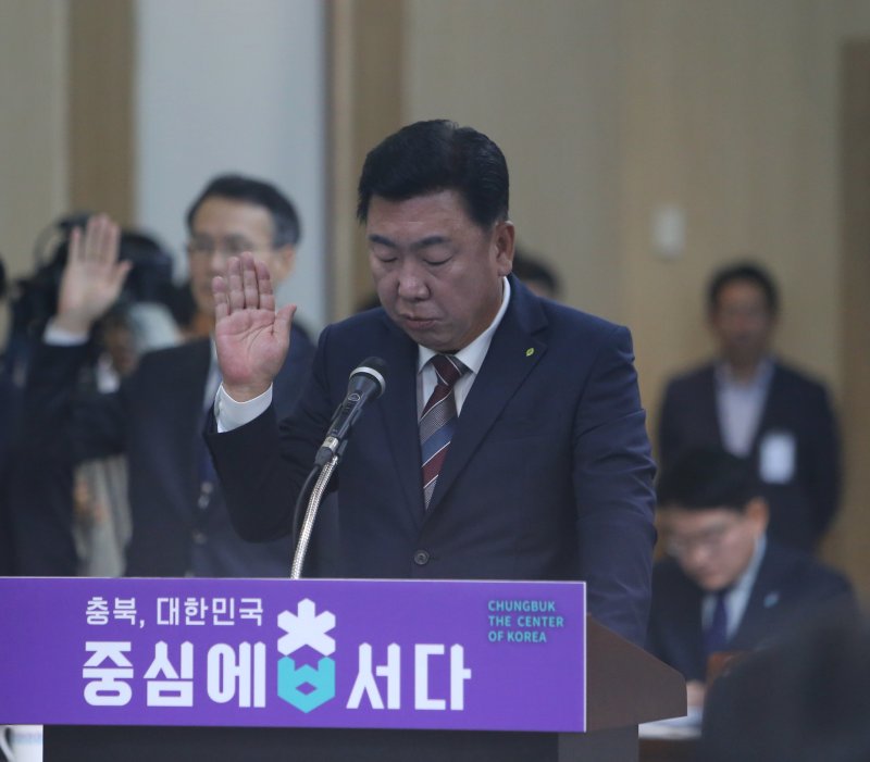 [청주=뉴시스] 서주영 기자 = 이범석 청주시장이 17일 충북 청주시 충북도청에서 열린 국회 행정안전위원회의 충북도청에 대한 국정감사에서 증인선서를 하고 있다. 2024.10.17. juyeong@newsis.com
