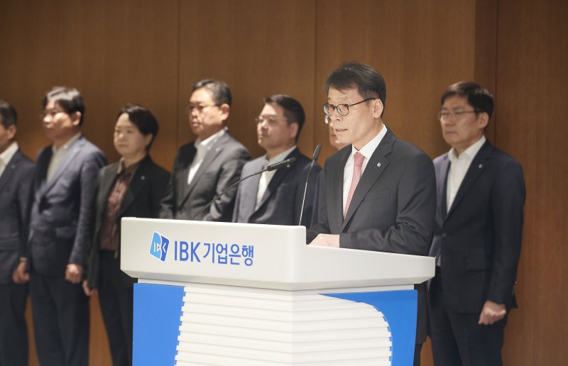 김성태 IBK기업은행장(오른쪽 두번째)이 26일 서울 중구 본점에서 열린 확대간부회의에서 사과문 발표와 함께 쇄신 계획을 발표하고 있다. IBK기업은행 제공