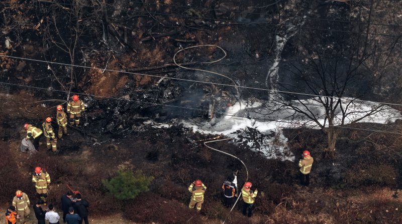 [의성=뉴시스] 김금보 기자 = 26일 오후 경북 의성군 신평면 교안리 493번지 일대에서 소방대원들이 산불진화헬기 추락사고 현장을 수색하고 있다. 이날 12시 51분경 경북 의성군 신평면 교안리 493번지(사고위치 추정)에서 산불진화 임무 중이던 강원특별자치도 임차헬기(기종 : S76, 중형)가 추락했다. 사고로 헬기에 탑승하고 있던 기장 1명이 사망했다. 2025.03.26. kgb@newsis.com