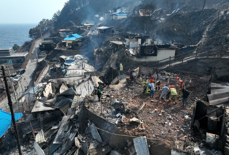 [영덕=뉴시스] 이무열 기자 = 26일 경북 영덕군 영덕읍 석리 마을이 산불로 전소돼 폐허가 되어 있다. 2025.03.26. lmy@newsis.com