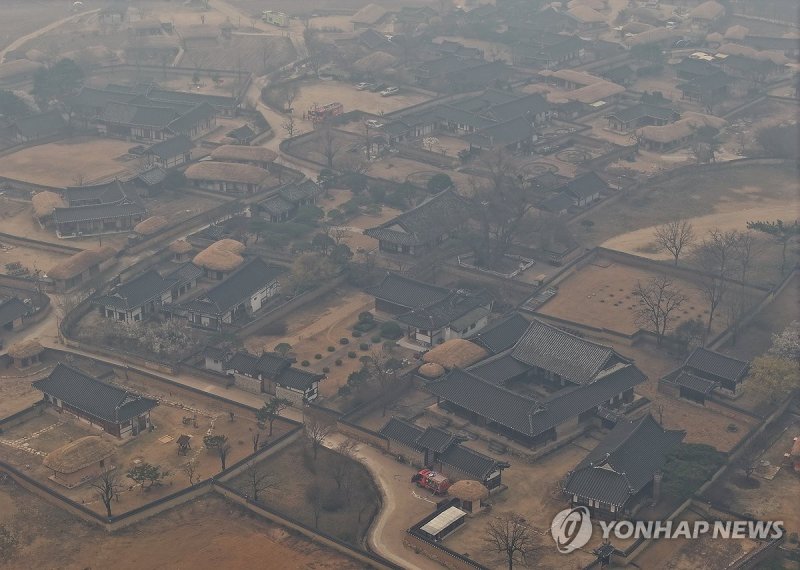 회색 연기로 가득한 하회마을 (출처=연합뉴스)