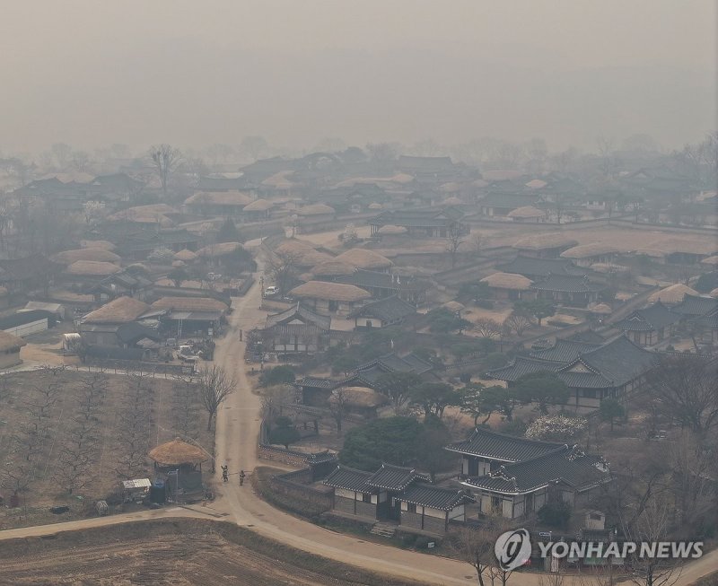 회색 연기로 가득한 하회마을 (출처=연합뉴스)