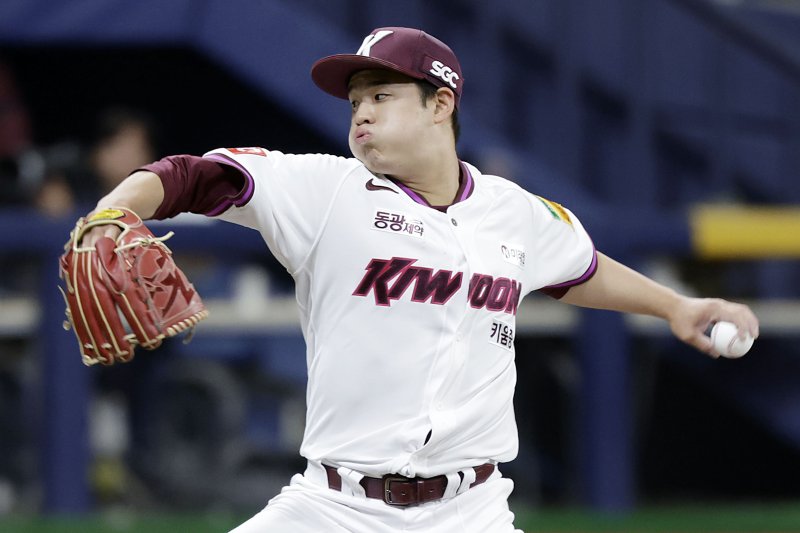 [서울=뉴시스] 최동준 기자 = 18일 서울 구로구 고척스카이돔에서 열린 2025 KBO리그 시범경기 롯데 자이언츠와 키움 히어로즈의 경기, 4회초 키움 선발 정현우가 역투하고 있다. 2025.03.18. photocdj@newsis.com