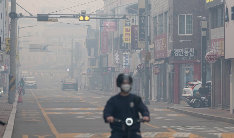 의성 산불이 이어지고 있는 26일 오후 경북 안동시 서부동 안동구시장 인근 거리가 연무로 뿌옇다. 2025.3.26/뉴스1 ⓒ News1 이승배 기자