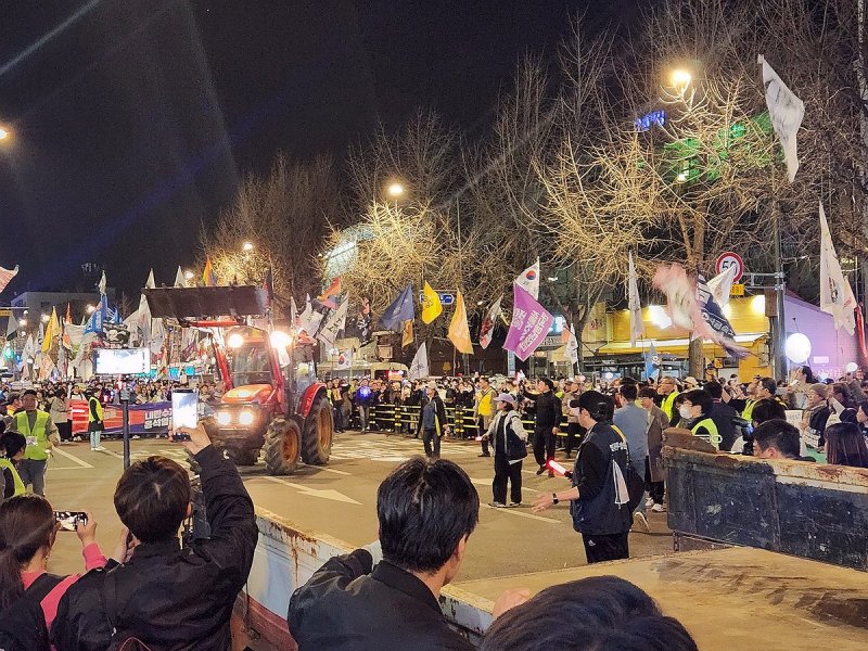 견인됐던 전농 트랙터 일부 행진 허용…18시간 만에 대치 해소 (출처=연합뉴스)