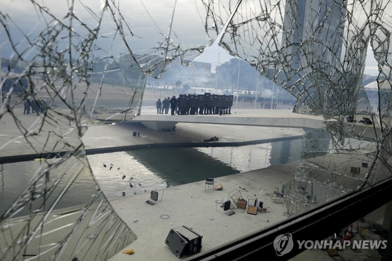 2023년 1월 8일(현지시간) 보우소나루 지지자 폭동 흔적 (출처=연합뉴스)