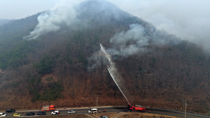 [의성=뉴시스] 김금보 기자 = 26일 경북 의성군 신평면 야산에서 소방대가 산불을 진화하고 있다. 2025.03.26. kgb@newsis.com