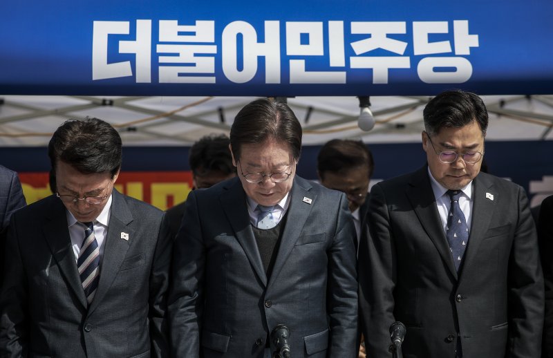 [서울=뉴시스] 정병혁 기자 = 이재명 더불어민주당 대표와 박찬대 원내대표를 비롯한 최고위원들이 26일 서울 종로구 광화문 고궁박물관 앞 더불어민주당 천막당사에서 열린 최고위원회의에 앞서 묵념을 하고 있다. 2025.03.26. jhope@newsis.com