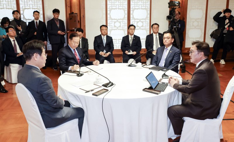 [서울=뉴시스] 국회사진기자단 = 우원식 국회의장이 20일 오후 국회 사랑재에서 열린 여야정 국정협의회 첫 회의에서 모두발언을 하고 있다. 왼쪽부터 이재명 더불어민주당 대표, 권영세 국민의힘 비대위원장, 최상목 대통령 권한대행, 우 의장. 2025.02.20. photo@newsis.com