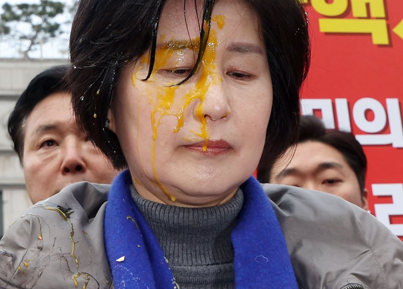 [서울=뉴시스] 홍효식 기자 = 백혜련 더불어민주당 의원이 20일 오전 서울 종로구 헌법재판소 앞에서 열린 내란수괴 윤석열 신속파면 촉구 기자회견 도중 탄핵 반대 시위자가 던진 계란을 맞은 뒤 손수건을 들고 있다. 2025.03.20. yesphoto@newsis.com