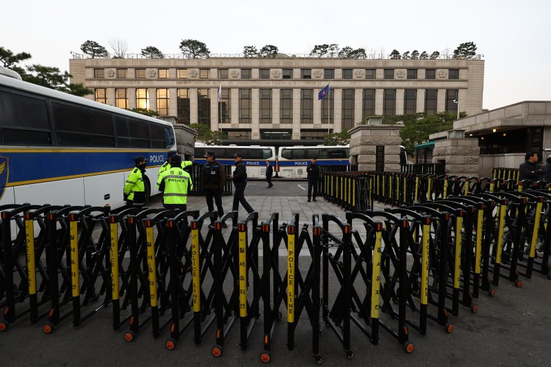 [서울=뉴시스] 황준선 기자 = 윤석열 대통령에 대한 탄핵심판 선고가 임박한 24일 서울 종로구 헌법재판소 앞에서 경찰 병력 등이 경계근무를 서고 있다. 2025.03.24. hwang@newsis.com