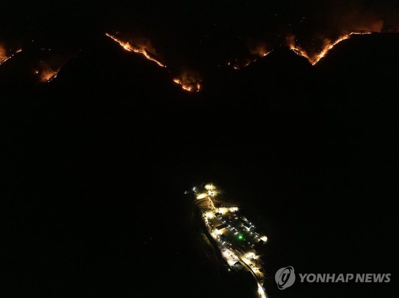 대전사 코 앞까지 다가온 산불 (출처=연합뉴스)