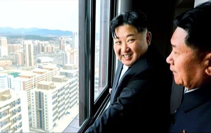 [서울=뉴시스] 김정은 북한 국무위원장이 지난 15일 평양 화성지구 3단계 1만 세대 주택 건설 현장을 방문해 사업 진행을 격려했다고 조선중앙TV가 16일 보도하고 있다. (사진=조선중앙TV 캡처) 2025.03.27. photo@newsis.com *재판매 및 DB 금지