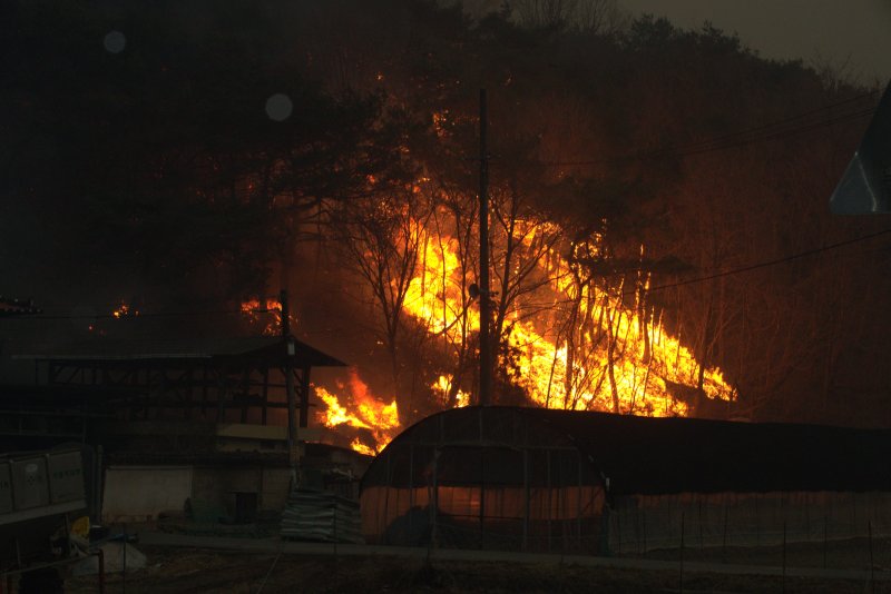26일 오전 경북 안동시 남선면에 의성발 산불이 확산하고 있다.2025.3.26/뉴스1 ⓒ News1 신성훈 기자