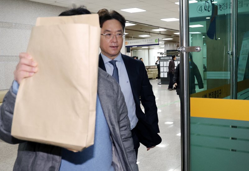 업무상 횡령 및 배임 혐의를 받는 박현종 전 bhc 회장이 5일 오전 서초구 서울중앙지방법원에서 열린 구속 전 피의자 심문(영장실질심사)에 출석하고 있다. 2025.3.5/뉴스1 ⓒ News1 이동해 기자