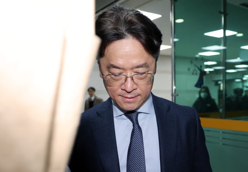 업무상 횡령 및 배임 혐의를 받는 박현종 전 bhc 회장이 5일 오전 서초구 서울중앙지방법원에서 열린 구속 전 피의자 심문(영장실질심사)에 출석하고 있다. 2025.3.5/뉴스1 ⓒ News1 이동해 기자