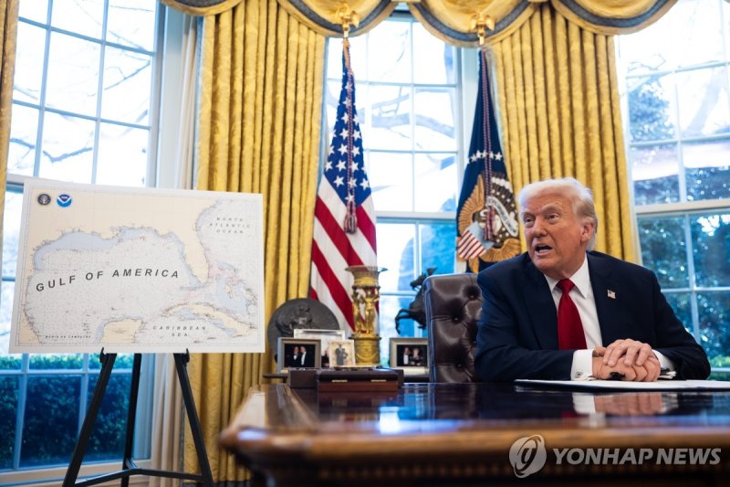 26일(현지시간) 자동차 관세 방침 밝히는 도널드 트럼프 미 대통령 (출처=연합뉴스)