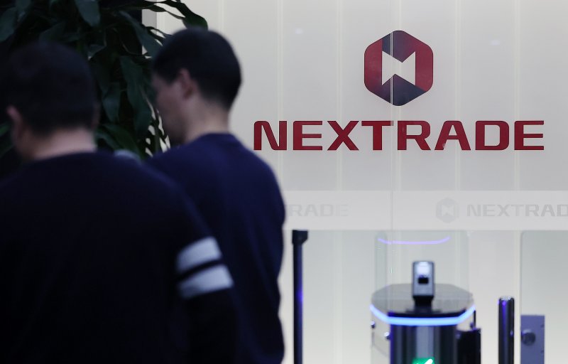 24일 서울 영등포구 여의도 넥스트레이드 사무실에서 직원들이 오가고 있다. 국내 최초 대체거래소(ATS) 넥스트레이드에서 이날부터 거래 가능한 종목이 기존 110개에서 350개로 확대된다. 2025.3.24/뉴스1 ⓒ News1 김진환 기자