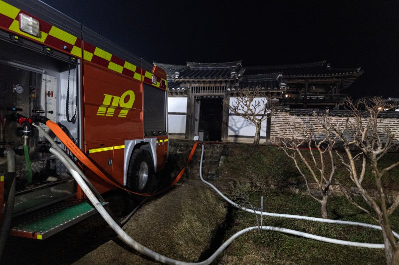 의성 산불이 이어지고 있는 26일 오후 경북 안동시 세계문화유산인 병산서원에 소방차 등이 대기하고 있다. 이날 소방당국이 열화상 드론을 띄워 파악한 결과에 따르면 산불은 병산서원에서 직선거리로 3Km 떨어진 곳까지 접근한 것으로 나타났다. 이에 당국은 인근 주민들에게 대피 재난 문자를 발송했다. 2025.3.26/뉴스1 ⓒ News1 이승배 기자
