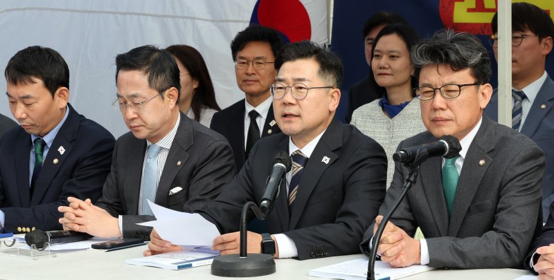[서울=뉴시스] 김금보 기자 = 박찬대 더불어민주당 원내대표가 지난 25일 서울 종로구 광화문 천막당사에서 열린 원내대책회의에서 발언하고 있다. 2025.03.25. kgb@newsis.com
