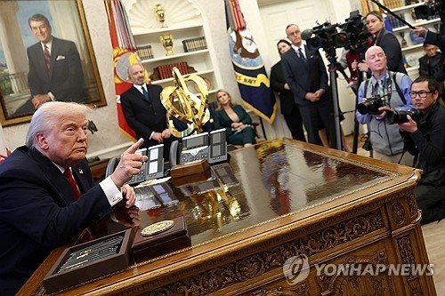 백악관 집무실서 기자회견 하는 트럼프 (출처=연합뉴스)