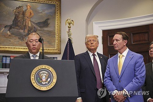 트럼프 지켜보는 가운데 대미 투자 발표하는 정의선 (출처=연합뉴스)