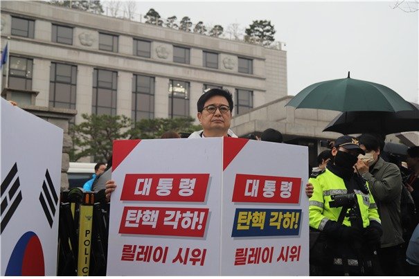김장겸 국민의힘 의원이 헌법재판소 앞에서 1인 시위를 하는 모습 (김장겸 의원실 제공)