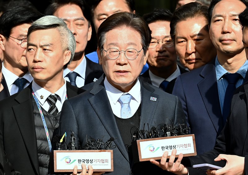 [서울=뉴시스] 사진공동취재단 = 이재명 더불어민주당 대표가 26일 서울 서초구 서울고등법원에서 열린 공직선거법 위반 혐의 항소심 선고 공판에서 무죄를 선고받은 뒤 소감을 밝히고 있다. 2025.03.26. photo@newsis.com