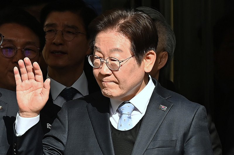 [서울=뉴시스] 사진공동취재단 = 이재명 더불어민주당 대표가 지난 26일 서울 서초구 서울고등법원에서 열린 공직선거법 위반 혐의 항소심 선고 공판에서 무죄를 선고받은 뒤 지지자들에게 인사하고 있다. 2025.03.26. photo@newsis.com