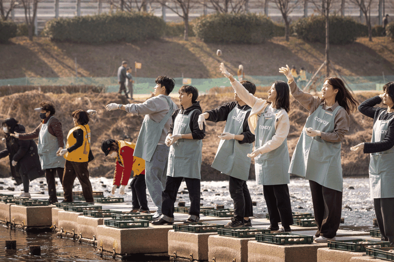 "안양천 수질 정화" 코웨이, EM 흙공 던지기 봉사활동