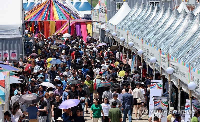 무더위도 못 막은 강릉단오제 인기 (출처=연합뉴스)