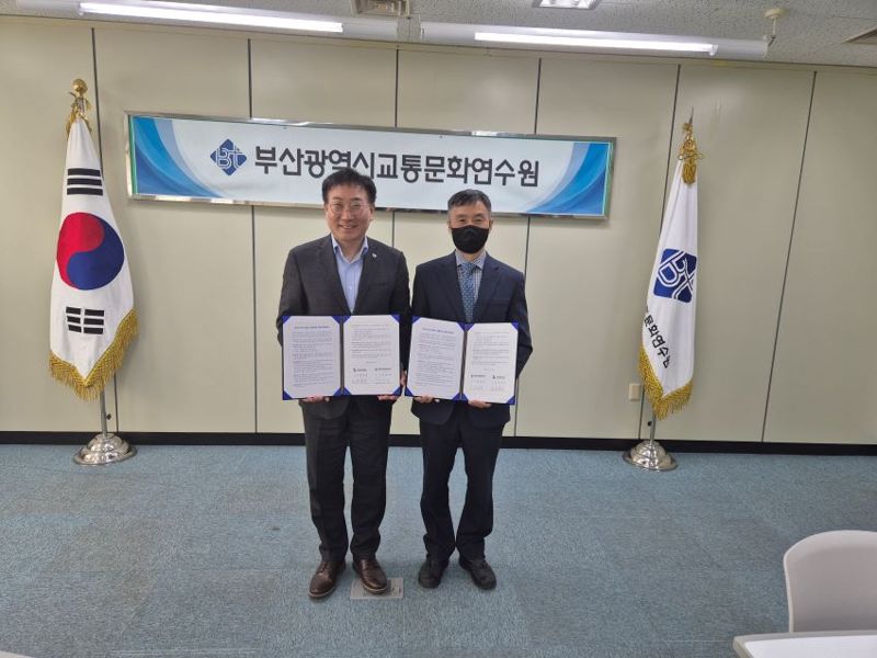부산신용보증재단 진종관 보증지원본부장(왼쪽)과 부산교통문화연수원 김성학 교육운영부장이 업무협약 후 기념촬영을 하고 있다. 부산신보 제공